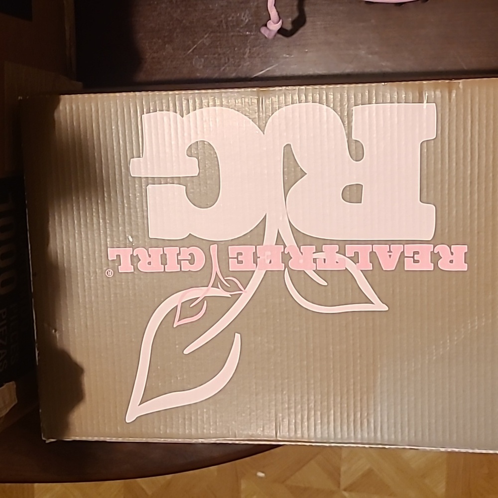 Shoe's - Picture 3 of 6